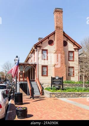 JONESBOROUGH, TN, USA--9 APRIL 2021: Das Chester Inn an der Main Street, ursprünglich die Great Stage Road, wurde 1797 eröffnet. Stockfoto