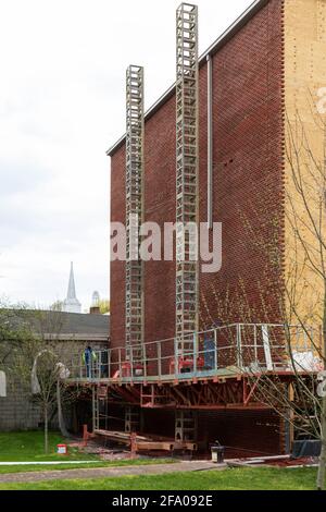 JONESBOROUGH, TN, USA--9 APRIL 2021: Robustes, aufwändiges Gerüst, das für den Zugang zu Höhen und die Arbeitssicherheit errichtet wurde. Stockfoto