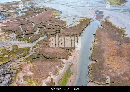 Luftaufnahme einer Mündung bei Ebbe mit Wattwatten coasta Shoreline Copy Space oben rechts Stockfoto