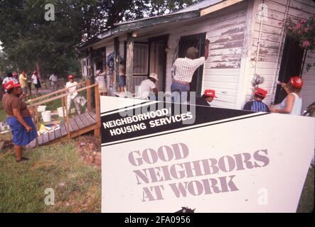San Antonio TX USA: Freiwillige malen das Haus eines Einwohners mit niedrigem Einkommen während eines von der Stadt gesponserten „Paint-a-thon“ aus. ©Bob Daemmrich Stockfoto