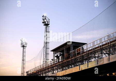 Eine allgemeine Ansicht der Fernsehkamera, die während des Sky Bet Championship-Spiels in der Kenilworth Road, Luton, auf einem Stand aufgestellt wurde. Bilddatum: Mittwoch, 21. April 2021. Stockfoto