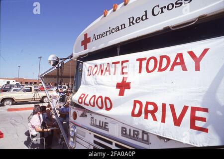 Killeen TX USA: Das amerikanische Rote Kreuz-Banner auf der Seite seines Blutmobils bittet um Spenden für einen Blutvertrieb. ©Bob Daemmrich Stockfoto