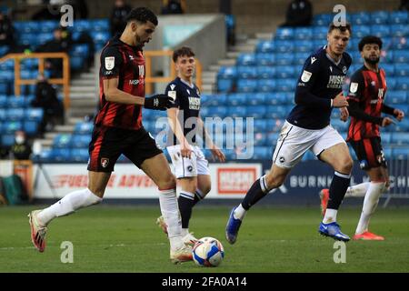 London, Großbritannien. April 2021. Dominic Solanke aus Bournemouth (L) erzielt den 4. Treffer seines Teams. EFL Skybet Championship match, Millwall gegen AFC Bournemouth im The Den in London am Mittwoch, den 21. April 2021. Dieses Bild darf nur für redaktionelle Zwecke verwendet werden. Nur zur redaktionellen Verwendung, Lizenz für kommerzielle Nutzung erforderlich. Keine Verwendung bei Wetten, Spielen oder Veröffentlichungen in einem Club/einer Liga/einem Spieler. PIC von Steffan Bowen/Andrew Orchard Sports Photography/Alamy Live News Credit: Andrew Orchard Sports Photography/Alamy Live News Stockfoto