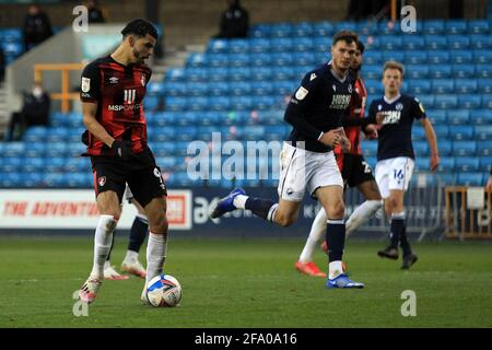 London, Großbritannien. April 2021. Dominic Solanke aus Bournemouth (L) erzielt den 4. Treffer seines Teams. EFL Skybet Championship match, Millwall gegen AFC Bournemouth im The Den in London am Mittwoch, den 21. April 2021. Dieses Bild darf nur für redaktionelle Zwecke verwendet werden. Nur zur redaktionellen Verwendung, Lizenz für kommerzielle Nutzung erforderlich. Keine Verwendung bei Wetten, Spielen oder Veröffentlichungen in einem Club/einer Liga/einem Spieler. PIC von Steffan Bowen/Andrew Orchard Sports Photography/Alamy Live News Credit: Andrew Orchard Sports Photography/Alamy Live News Stockfoto