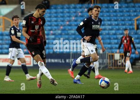 London, Großbritannien. April 2021. Dominic Solanke aus Bournemouth (L) erzielt den 4. Treffer seines Teams. EFL Skybet Championship match, Millwall gegen AFC Bournemouth im The Den in London am Mittwoch, den 21. April 2021. Dieses Bild darf nur für redaktionelle Zwecke verwendet werden. Nur zur redaktionellen Verwendung, Lizenz für kommerzielle Nutzung erforderlich. Keine Verwendung bei Wetten, Spielen oder Veröffentlichungen in einem Club/einer Liga/einem Spieler. PIC von Steffan Bowen/Andrew Orchard Sports Photography/Alamy Live News Credit: Andrew Orchard Sports Photography/Alamy Live News Stockfoto