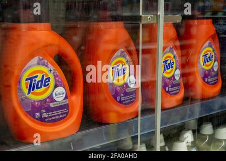 New York, USA. April 2021. Flaschen mit Procter & Gamble's Tide Waschmittel in einem Supermarkt in New York am Dienstag, den 20. April 2021. Tide ist das weltweit meistverkaufte Waschmittel. (ÂPhoto von Richard B. Levine) Quelle: SIPA USA/Alamy Live News Stockfoto