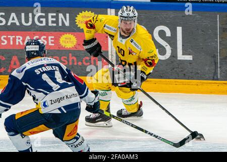 # 10 Tristan Scherwey (Bern) während des National League Playoff Viertelfinales Eishockeyspiel 5 zwischen EV Zug und SC Bern am 21. April 2021 in der Bossard Arena in Zug. (Schweiz/Kroatien OUT) Quelle: SPP Sport Pressefoto. /Alamy Live News Stockfoto