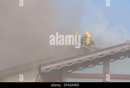 Carrigaline, Cork, Irland. April 2021. Feuereinheiten von Crosshaven und Carrigaline bekämpfen einen Hausbrand in Wesley in Carrigaline, Co. Cork, Irland.- Credit; David Creedon / Alamy Live News Stockfoto