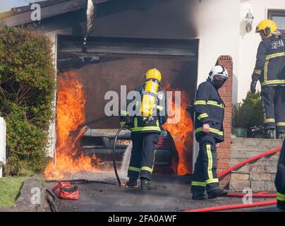 Carrigaline, Cork, Irland. April 2021. Feuereinheiten von Crosshaven und Carrigaline bekämpfen einen Hausbrand in Wesley in Carrigaline, Co. Cork, Irland.- Credit; David Creedon / Alamy Live News Stockfoto