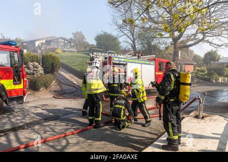 Carrigaline, Cork, Irland. April 2021. Feuereinheiten von Crosshaven und Carrigaline bekämpfen einen Hausbrand in Wesley in Carrigaline, Co. Cork, Irland.- Credit; David Creedon / Alamy Live News Stockfoto