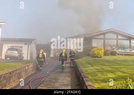 Carrigaline, Cork, Irland. April 2021. Feuereinheiten von Crosshaven und Carrigaline bekämpfen einen Hausbrand in Wesley in Carrigaline, Co. Cork, Irland.- Credit; David Creedon / Alamy Live News Stockfoto