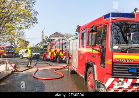 Carrigaline, Cork, Irland. April 2021. Feuereinheiten von Crosshaven und Carrigaline bekämpfen einen Hausbrand in Wesley in Carrigaline, Co. Cork, Irland.- Credit; David Creedon / Alamy Live News Stockfoto