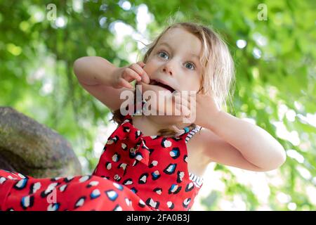 4-jähriges Mädchen, das Gesichter macht. Stockfoto