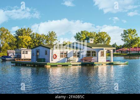 Hausboote auf Teich in Lake Erie auf Pontons auf Fässern gebaut mit Ruderbooten bis zur Veranda gebunden. Stockfoto