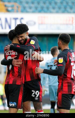 London, Großbritannien. April 2021. TOR - Dominic Solanke vom AFC Bournemouth erzielt das 5. Tor des Spiels während des EFL Sky Bet Championship-Spiels zwischen Millwall und Bournemouth am 21. April 2021 in Den, London, England. Foto von Carlton Myrie. Nur zur redaktionellen Verwendung, Lizenz für kommerzielle Nutzung erforderlich. Keine Verwendung bei Wetten, Spielen oder Veröffentlichungen einzelner Clubs/Vereine/Spieler. Kredit: UK Sports Pics Ltd/Alamy Live Nachrichten Stockfoto