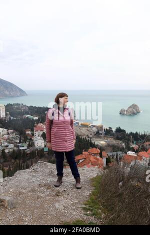 Frau posiert auf dem Hintergrund von Gurzuf auf dem Berg Bolgatura in Feder Stockfoto