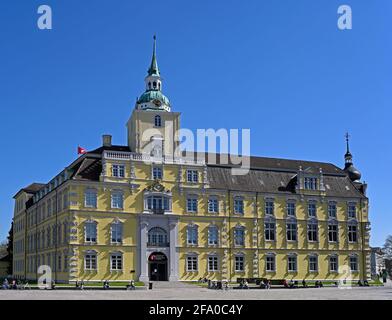 oldenburg, deutschland - 2021-04-20: oldenburger Schloss im Stadtzentrum an einem sonnigen Frühlingsnachmittag -- [Credit: joachim affeldt - größeres Format verfügbar Stockfoto