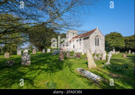 Denkmalgeschützte Pfarrkirche St. Nikolaus (St. Nicholkirche), Kirchhof und Friedhof in Poling, West Sussex, England, Großbritannien. Stockfoto