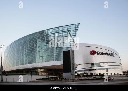06013-2020 Tulsa USA BOK Center Sport und Unterhaltung Venue Showing Wickeln Sie eine runde Glasfassade und Eingang Stockfoto