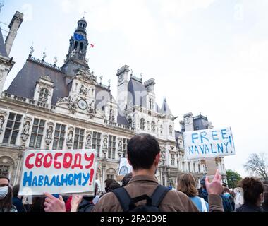 PARIS, FRANKREICH - 21. APRIL 2021: Frei von Navalny! Kundgebung zur Unterstützung des russischen Oppositionsführers Alexej Nawalny auf dem Rathausplatz. Demonstranten dem Stockfoto