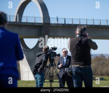 Falkirk, Schottland, Großbritannien. April 2021. IM BILD: Alex Salmond, Vorsitzender der Alba-Partei und ehemaliger erster Minister Schottlands, startet die ALBA-Zentralschottland-Kampagne am Falkirk Wheel und enthüllt Kandidaten: Tasmina Ahmed-Sheikh, Lynne Anderson, Jim Walker und Jim Walker. Quelle: Colin Fisher/Alamy Live News Stockfoto