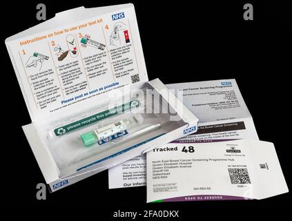 Testkit für Darmuntersuchungen, herausgegeben vom britischen Gesundheitsministerium. Stockfoto