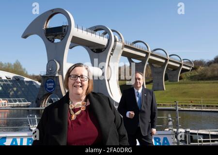 Falkirk, Schottland, Großbritannien. April 2021. IM BILD: (L-R) Margaret Lynch; Alex Salmond. Alex Salmond, Vorsitzender der Alba-Partei und ehemaliger erster Minister von Schottland, startet die KAMPAGNE VON ALBA Central Scotland am Falkirk Wheel und stellt Kandidaten vor: Tasmina Ahmed-Sheikh, Lynne Anderson, Jim Walker und Jim Walker. Quelle: Colin Fisher/Alamy Live News Stockfoto