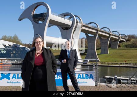 Falkirk, Schottland, Großbritannien. April 2021. IM BILD: (L-R) Margaret Lynch; Alex Salmond. Alex Salmond, Vorsitzender der Alba-Partei und ehemaliger erster Minister von Schottland, startet die KAMPAGNE VON ALBA Central Scotland am Falkirk Wheel und stellt Kandidaten vor: Tasmina Ahmed-Sheikh, Lynne Anderson, Jim Walker und Jim Walker. Quelle: Colin Fisher/Alamy Live News Stockfoto