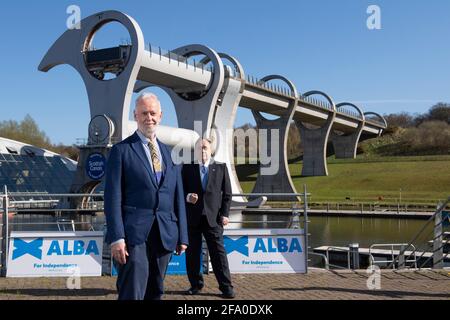 Falkirk, Schottland, Großbritannien. April 2021. IM BILD: (L-R) Jim Walker; Alex Salmond. Alex Salmond, Vorsitzender der Alba-Partei und ehemaliger erster Minister von Schottland, startet die KAMPAGNE VON ALBA Central Scotland am Falkirk Wheel und stellt Kandidaten vor: Tasmina Ahmed-Sheikh, Lynne Anderson, Jim Walker und Jim Walker. Quelle: Colin Fisher/Alamy Live News Stockfoto