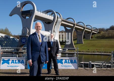 Falkirk, Schottland, Großbritannien. April 2021. IM BILD: (L-R) Jim Walker; Alex Salmond. Alex Salmond, Vorsitzender der Alba-Partei und ehemaliger erster Minister von Schottland, startet die KAMPAGNE VON ALBA Central Scotland am Falkirk Wheel und stellt Kandidaten vor: Tasmina Ahmed-Sheikh, Lynne Anderson, Jim Walker und Jim Walker. Quelle: Colin Fisher/Alamy Live News Stockfoto