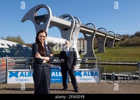 Falkirk, Schottland, Großbritannien. April 2021. IM BILD: (L-R) Tasmina Ahmed-Sheikh; Alex Salmond. Alex Salmond, Vorsitzender der Alba-Partei und ehemaliger erster Minister von Schottland, startet die KAMPAGNE VON ALBA Central Scotland am Falkirk Wheel und stellt Kandidaten vor: Tasmina Ahmed-Sheikh, Lynne Anderson, Jim Walker und Jim Walker. Quelle: Colin Fisher/Alamy Live News Stockfoto