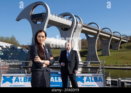 Falkirk, Schottland, Großbritannien. April 2021. IM BILD: (L-R) Tasmina Ahmed-Sheikh; Alex Salmond. Alex Salmond, Vorsitzender der Alba-Partei und ehemaliger erster Minister von Schottland, startet die KAMPAGNE VON ALBA Central Scotland am Falkirk Wheel und stellt Kandidaten vor: Tasmina Ahmed-Sheikh, Lynne Anderson, Jim Walker und Jim Walker. Quelle: Colin Fisher/Alamy Live News Stockfoto