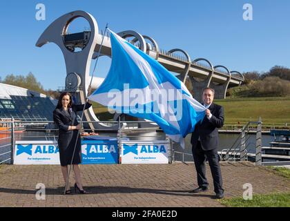 Falkirk, Schottland, Großbritannien. April 2021. IM BILD: (L-R) Tasmina Ahmed-Sheikh; Alex Salmond. Alex Salmond, Vorsitzender der Alba-Partei und ehemaliger erster Minister von Schottland, startet die KAMPAGNE VON ALBA Central Scotland am Falkirk Wheel und stellt Kandidaten vor: Tasmina Ahmed-Sheikh, Lynne Anderson, Jim Walker und Jim Walker. Quelle: Colin Fisher/Alamy Live News Stockfoto