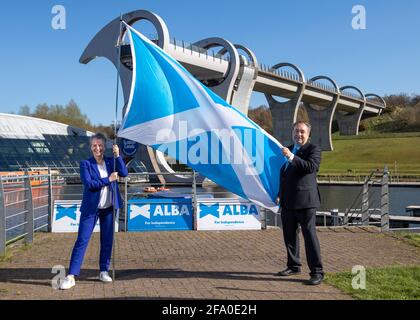 Falkirk, Schottland, Großbritannien. April 2021. IM BILD: (L-R) Lynne Anderson; Alex Salmond. Alex Salmond, Vorsitzender der Alba-Partei und ehemaliger erster Minister von Schottland, startet die KAMPAGNE VON ALBA Central Scotland am Falkirk Wheel und stellt Kandidaten vor: Tasmina Ahmed-Sheikh, Lynne Anderson, Jim Walker und Jim Walker. Quelle: Colin Fisher/Alamy Live News Stockfoto