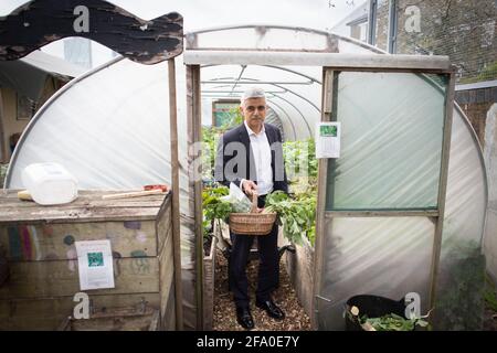 Der Bürgermeister von London, Sadiq Khan, besucht die Spitalfields City Farm im Osten Londons, wo er Freiwillige traf, während er auf dem Wahlkampfweg für die Londoner Bürgermeisterwahl war. Bilddatum: Mittwoch, 21. April 2021. Stockfoto