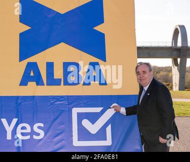 Falkirk, Schottland, Großbritannien. April 2021. IM BILD: Alex Salmond, Vorsitzender der Alba-Partei und ehemaliger erster Minister Schottlands, startet die ALBA-Zentralschottland-Kampagne am Falkirk Wheel und enthüllt Kandidaten: Tasmina Ahmed-Sheikh, Lynne Anderson, Jim Walker und Jim Walker. Quelle: Colin Fisher/Alamy Live News Stockfoto