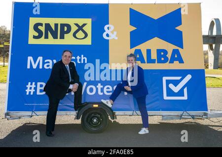 Falkirk, Schottland, Großbritannien. April 2021. IM BILD: (Links) Alex Salmond - Alba-Parteiführer; (rechts) Lynne Anderson Kandidatin für die Region Zentralschottland. Alex Salmond, Vorsitzender der Alba-Partei und ehemaliger erster Minister von Schottland, startet die KAMPAGNE VON ALBA Central Scotland am Falkirk Wheel und stellt Kandidaten vor: Tasmina Ahmed-Sheikh, Lynne Anderson, Jim Walker und Jim Walker. Quelle: Colin Fisher/Alamy Live News Stockfoto