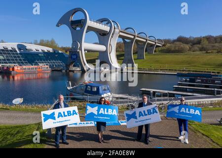 Falkirk, Schottland, Großbritannien. April 2021. IM BILD: Alex Salmond, Vorsitzender der Alba-Partei und ehemaliger erster Minister Schottlands, startet die ALBA-Zentralschottland-Kampagne am Falkirk Wheel und enthüllt Kandidaten: Tasmina Ahmed-Sheikh, Lynne Anderson, Jim Walker und Jim Walker. Quelle: Colin Fisher/Alamy Live News Stockfoto