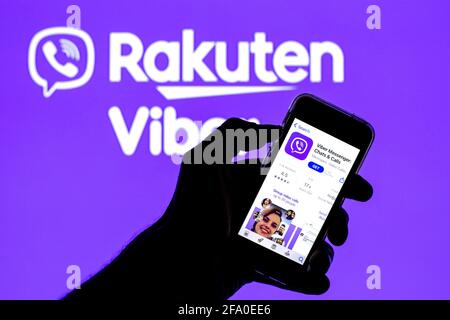 Barcelona, Katalonien, Spanien. April 2021. In dieser Abbildung wird eine Rakuten Viber-App im App Store auf einem Smartphone mit dem Rakuten Viber-Logo im Hintergrund angezeigt. Quelle: Thiago Prudencio/DAX/ZUMA Wire/Alamy Live News Stockfoto