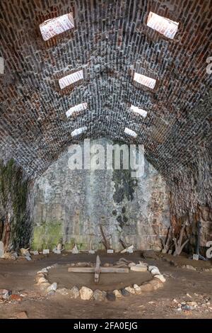 Innenansicht der alten Werft in der Burg von Alanya in Alanya, Antalya, Türkei am 3. April 2021. Stockfoto