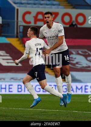 Birmingham, England, 21. April 2021. Rodri von Manchester City feiert mit Torschütze Phil Foden von Manchester City während des Premier League-Spiels in Villa Park, Birmingham. Bildnachweis sollte lauten: Darren Staples / Sportimage Stockfoto