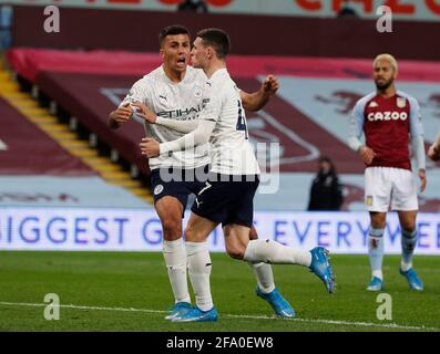 Birmingham, England, 21. April 2021. Rodri von Manchester City feiert mit Torschütze Phil Foden von Manchester City während des Premier League-Spiels in Villa Park, Birmingham. Bildnachweis sollte lauten: Darren Staples / Sportimage Stockfoto