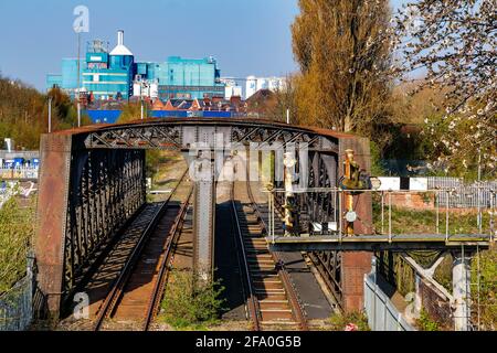 Brücke entlang der alten St. Helen's Bahnlinie über die River Mersey mit der ehemaligen Seifenfabrik von Crosfield (Unilever) in Die Entfernung Stockfoto