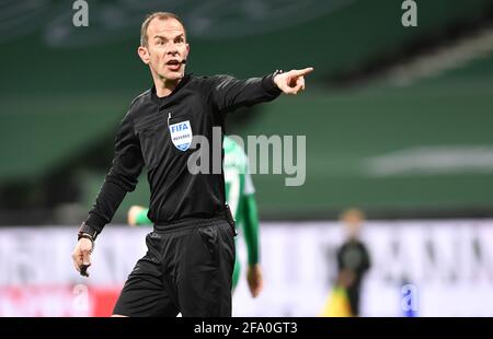 Bremen, Deutschland. April 2021. Fußball: Bundesliga, Werder Bremen - FSV Mainz 05, Matchday 30. Schiedsrichter Marco Fritz Gesten während des Spiels. Kredit: Carmen Jaspersen/dpa - WICHTIGER HINWEIS: Gemäß den Bestimmungen der DFL Deutsche Fußball Liga und/oder des DFB Deutscher Fußball-Bund ist es untersagt, im Stadion und/oder vom Spiel aufgenommene Fotos in Form von Sequenzbildern und/oder videoähnlichen Fotoserien zu verwenden oder zu verwenden./dpa/Alamy Live News Stockfoto