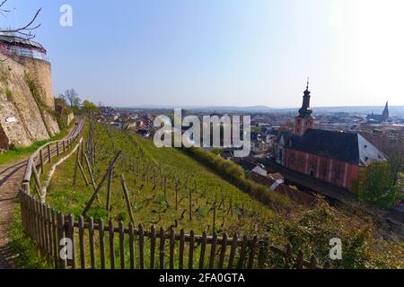 Bad Kreuznach, Deutschland. April 2021. Blick vom Kauzenberg nach Bad Kreuznach mit der evangelischen Pauluskirche im Vordergrund. Quelle: Andreas Arnold/dpa/Alamy Live News Stockfoto