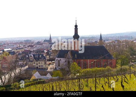 Bad Kreuznach, Deutschland. April 2021. Blick vom Kauzenberg nach Bad Kreuznach mit der evangelischen Pauluskirche im Vordergrund. Quelle: Andreas Arnold/dpa/Alamy Live News Stockfoto