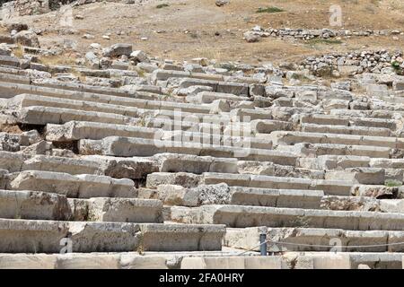 Sitze im Theater von Dionysos in der Nähe der Akropolis, Athen, Griechenland Stockfoto