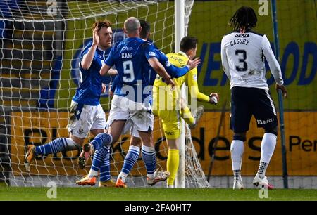 Liam Craig von St. Johnstone (links) feiert sein erstes Tor des Spiels vom Strafpunkt aus während des Spiels der schottischen Premiership im McDiarmid Park, Perth. Bilddatum: Mittwoch, 21. April 2021. Stockfoto