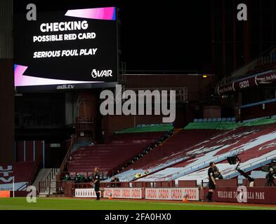 Birmingham, England, 21. April 2021. Schiedsrichter Peter Bankes überprüft den VAR-Bildschirm während des Premier League-Spiels in Villa Park, Birmingham, auf eine mögliche rote Karte. Bildnachweis sollte lauten: Darren Staples / Sportimage Stockfoto