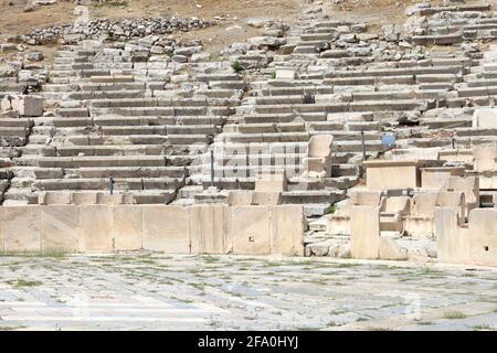 Überreste von Sitzen im Theater von Dionysos in der Nähe der Akropolis, Athen, Griechenland Stockfoto